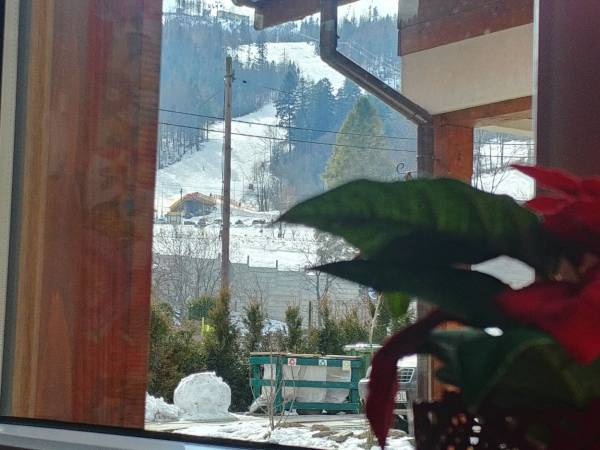Widok z okna kuchennego na stok narciarski