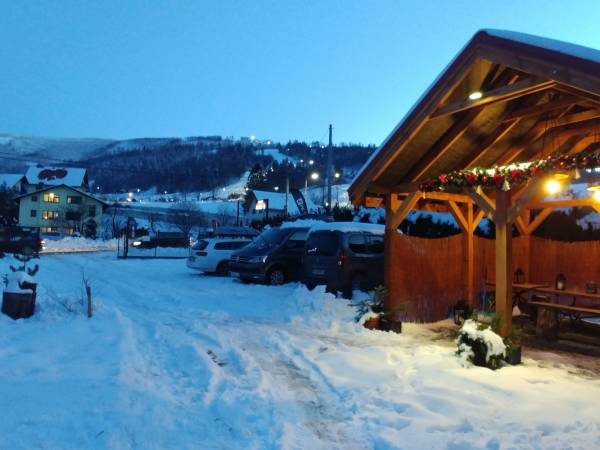 Oświetlana całoroczna altana i widok na oświetlany stok narciarski