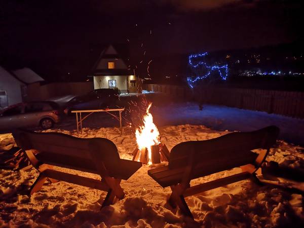 Miejsce na spędzenie miło czasu podczas pieczenia kiełbaski