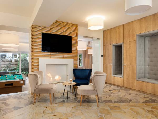 Sala klubowa-kominek