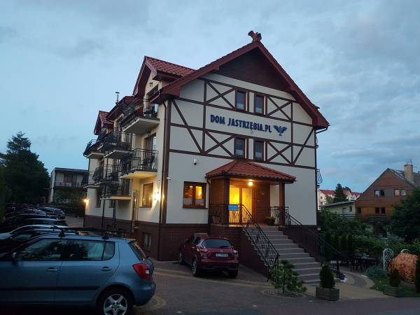 Dom Jastrzębia - front parking