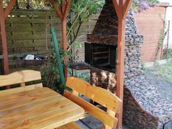 Altana z murowaną grillo-wędzarnia