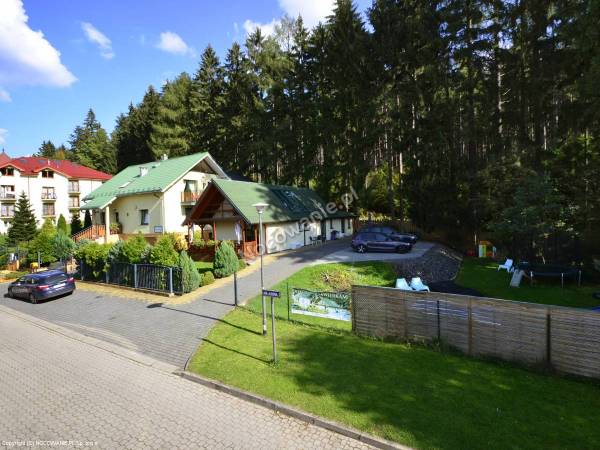 Domek pod świerkami