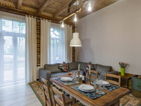 Apartament 3-pok., dwie sypialnie, dwie łazienki, salon a kuchnią, jadalnią.