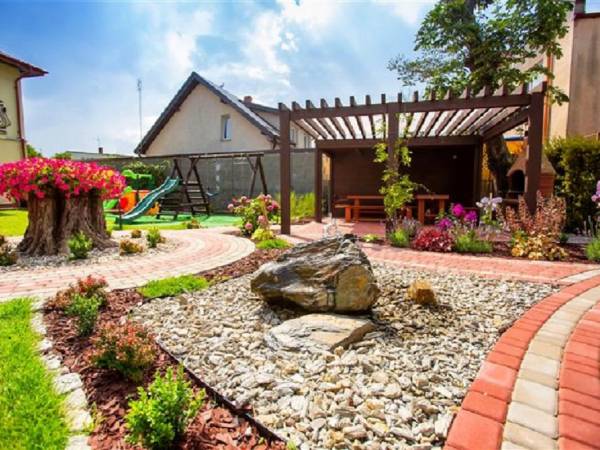 ogród z tyłu budynku