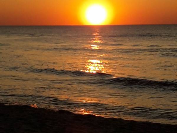 zachód słońca na plaży obok domu Szum Fal