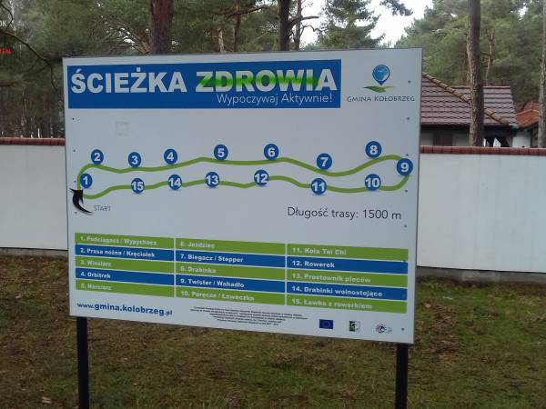 ścieżka zdrowia z nowoczesnymi stacjami siłowni plenerowej oddalona ok 100m
