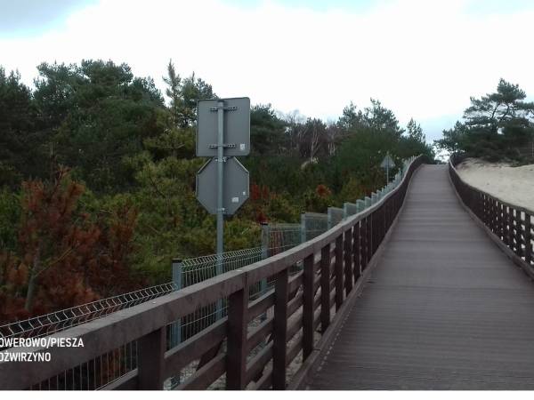 jedna ze ścieżek turystyczno/rowerowych obok domu Szum Fal w Dźwirzynie