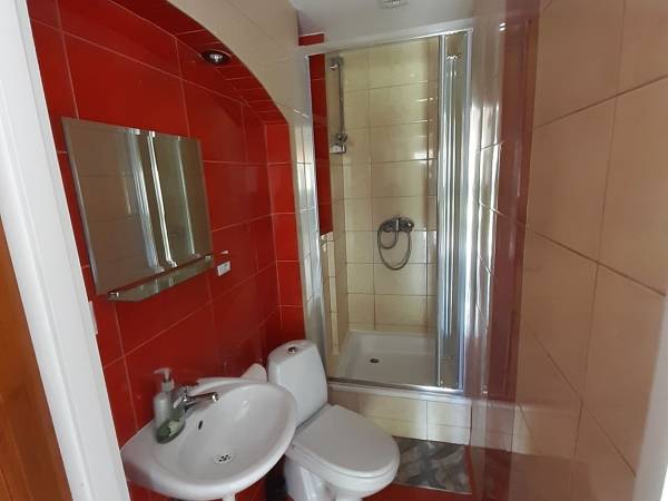 Łazienka w pokoju na parterze