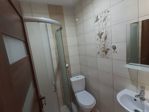 Jedna z łazienek w drewnianym domku