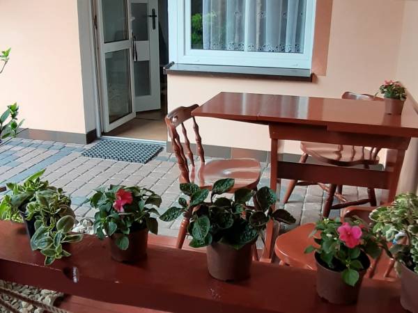 stolik przy apartamencie nr. 1