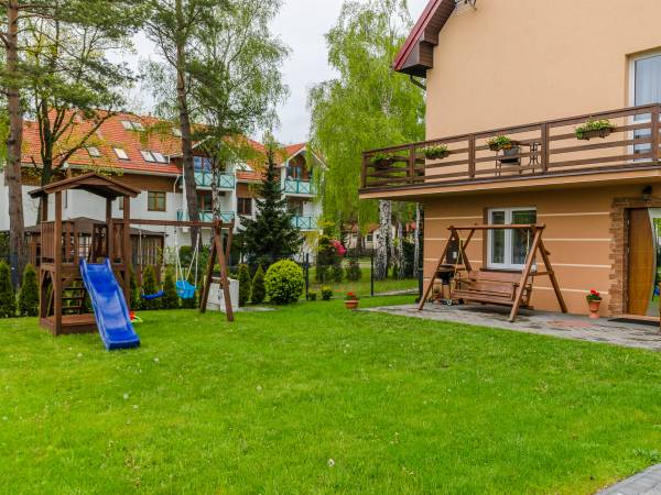 ogród z placem zabaw