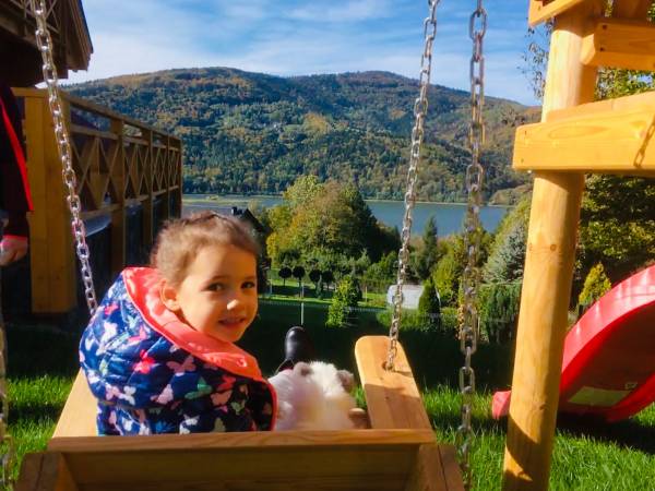 Huśtawka z widokiem na Czupel 930 m. ( najwyższy szczyt Beskidu Małego )