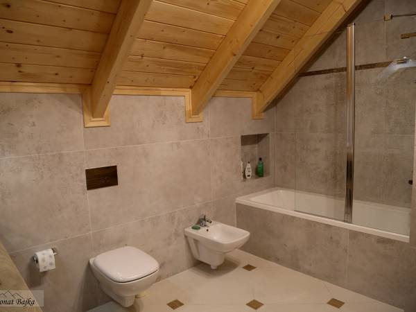 Łazienka na poddaszu z wanną