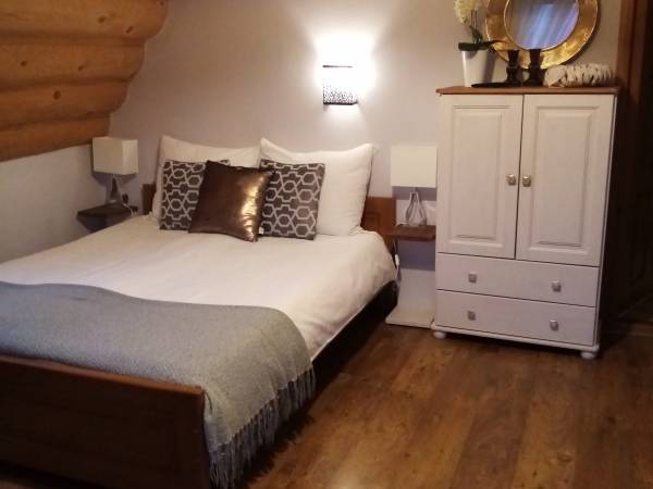 Pokój z balkonem, łazienka z wanną