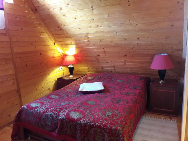 sypialnia na pietrze w domku nr 2