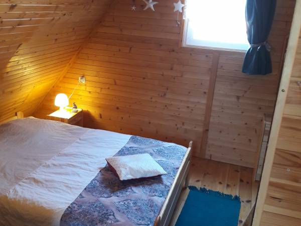 sypialnia na pietrze w domku