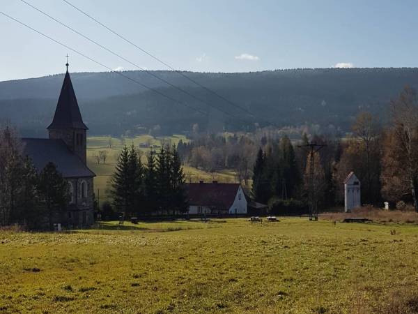 Zabytkowy kościół w Lasówce