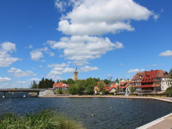 widok na budynek, zdjęcie z mostu