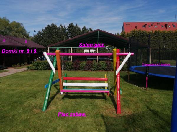 Plac zabaw - huśtawka zespolona, w tle salon gier.