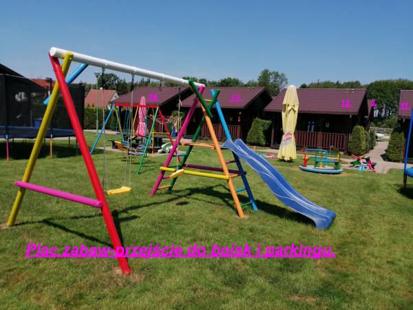 Plac zabaw - przejście do boisk i parkingu.
