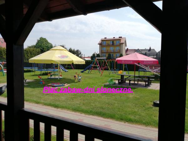 Plac zabaw dla maluchów w dni słoneczne.