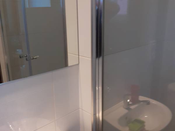 Łazienka w pokoju 4 osobowym z sypialnią