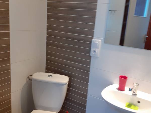 łazienka w pokoju 4 osobowym z sypialnią.