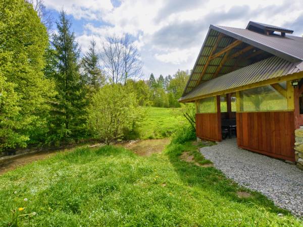 Wiata nad strumieniem