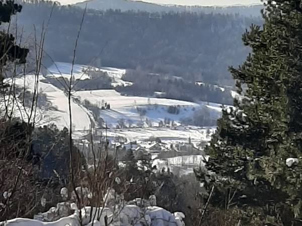 widok z Malego Krola przy ladnej pogodzie widac zapore w Solinie