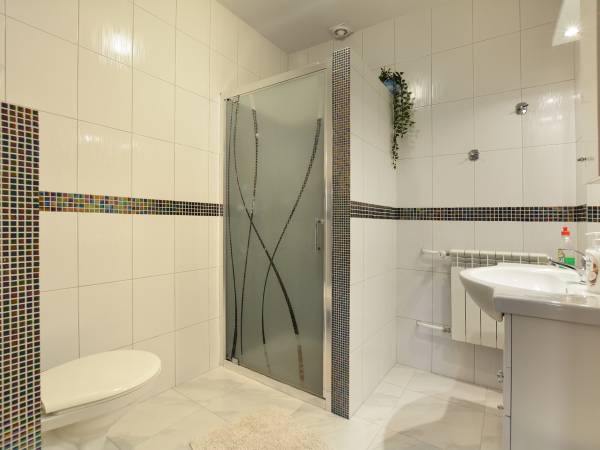 Łazienka do pokoju trzyosobowego