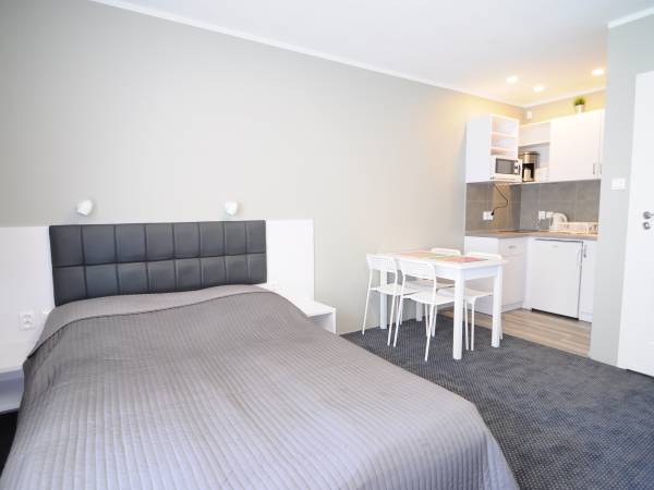 Łóżko małżeńskie w pokoju