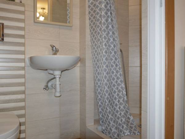 Pokoje i Apartamenty u Kryni