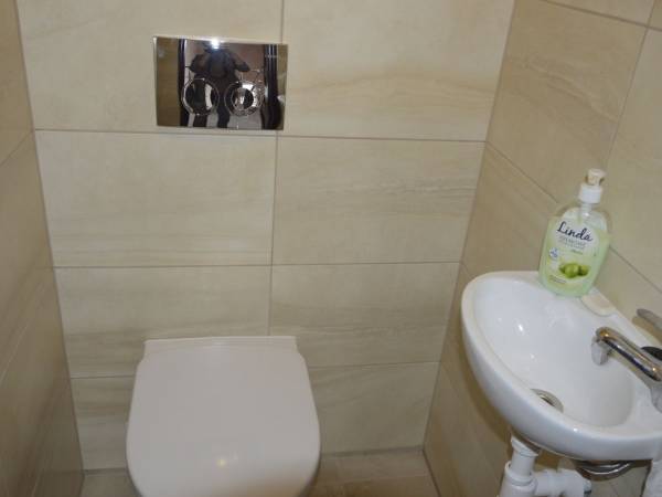 toaleta , apartament 6- 9- osobowy