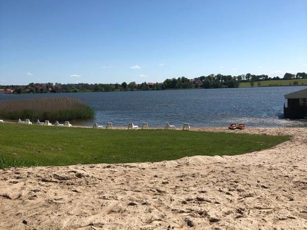 Ryn Lake Resort - z własną prywatną plażą 