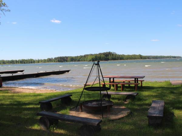 Plaża z pomostem i paleniskiem