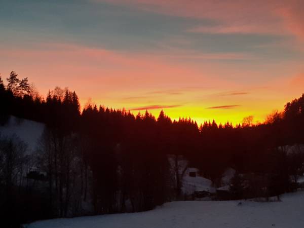 Takie zachody słońca z naszego balkonu