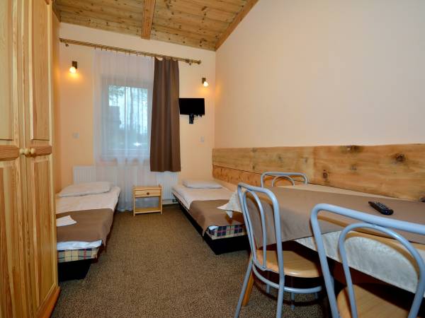 pokój studio 4 osobowe z łazienka i aneksem kuchennym 