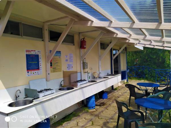 pole namiotowe kuchenki i miejsce do jedzenia