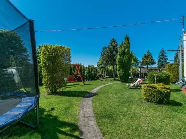 Podwórko - plac zabaw dla dzieci