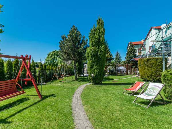 Podwórko - plac zabaw dla dzieci