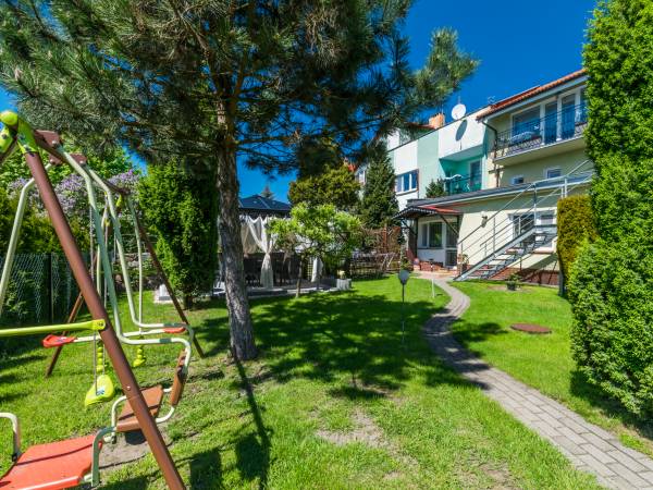 Podwórko - plac zabaw dla dzieci