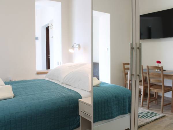 Apartament z aneksem i z tarsem z widokiem na jezioro