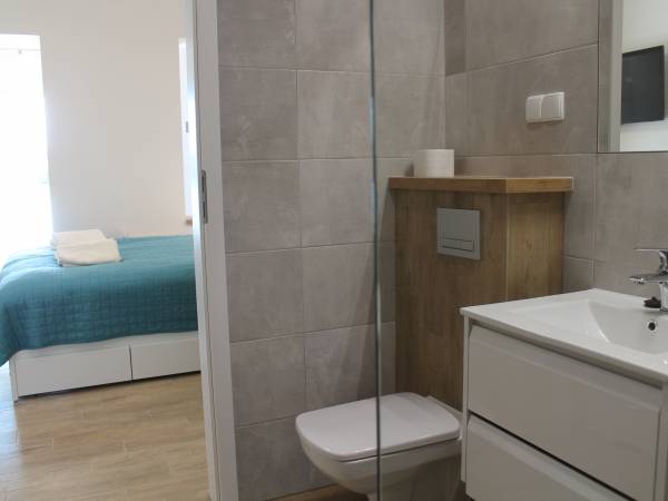 Apartament z aneksem i z tarsem z widokiem na jezioro