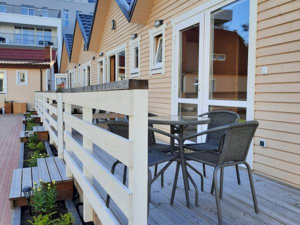 Każdy domek posiada taras z krzesłami i stolikiem