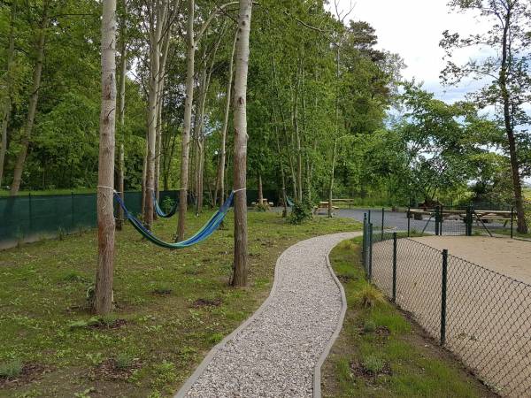 Teren rekreacyjny z hamakami