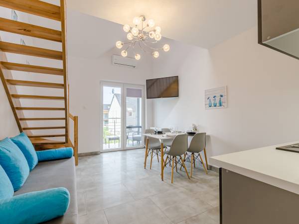 Pokój czteroosobowy z antresolą.