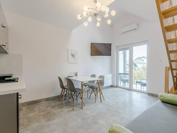 Pokój czteroosobowy z antresolą.