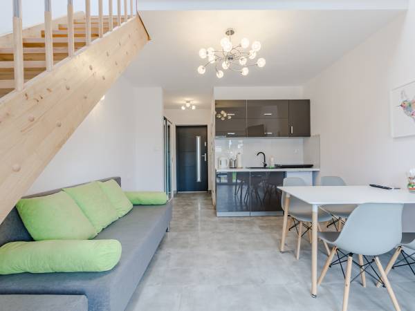 Pokój czteroosobowy z antresolą.