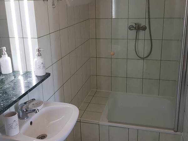 łazienka w pokoju 4 osobowym